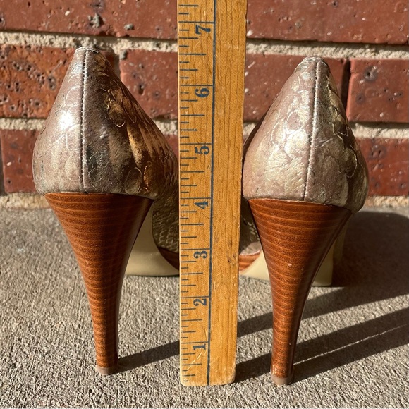 Calvin Klein Sandie Gold Snakeskin Print Faux Wood Peep Toe High Heels - Picture 8 of 13